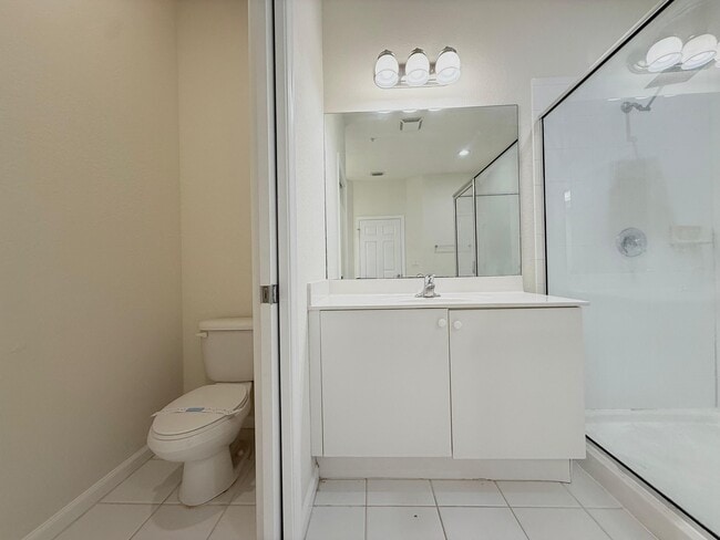 Building Photo - 425 Greenwich Cir