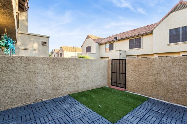 Building Photo - Beautiful 2 Bedroom