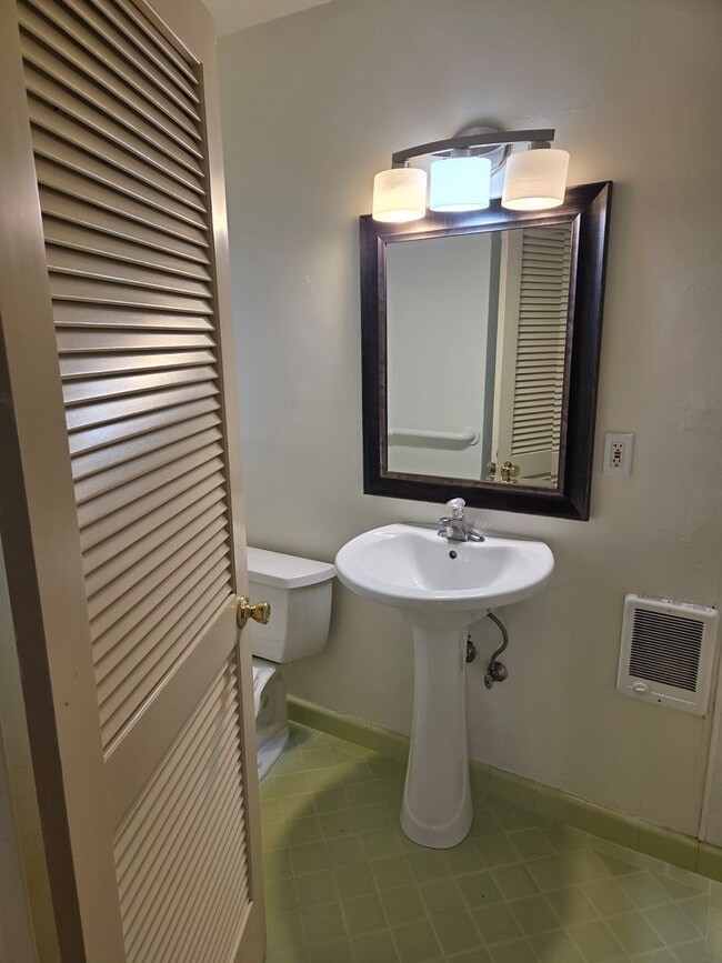 Building Photo - Jenola Court