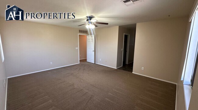 Building Photo - 3 Bed 2.5 bath 2 story house LOTS of storage