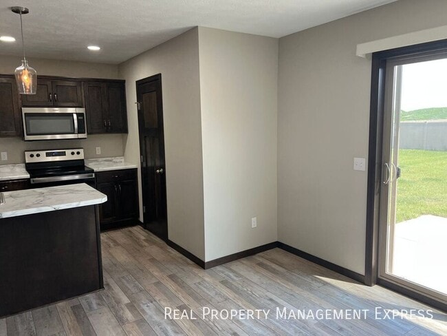 Building Photo - 3 Bedroom 1.5 Bathroom Townhome