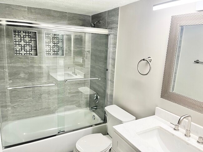 Building Photo - 1002 Parkvale Ct