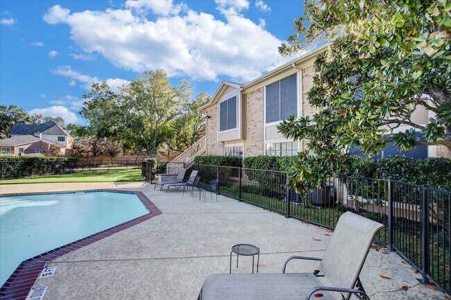 Building Photo - 1311 Antoine Dr