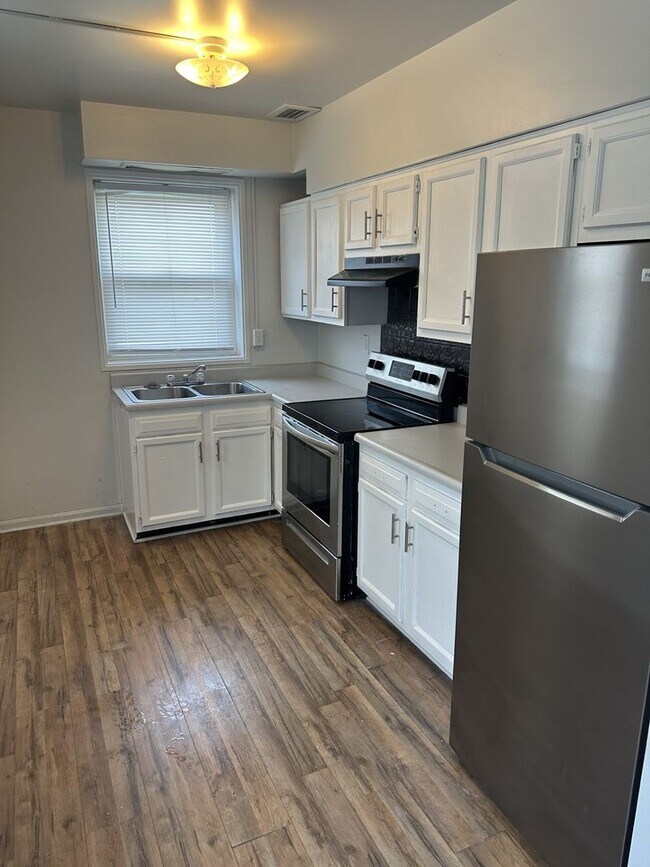 Building Photo - Make This 3 Bedroom 2 Bathroom Condo Yours
