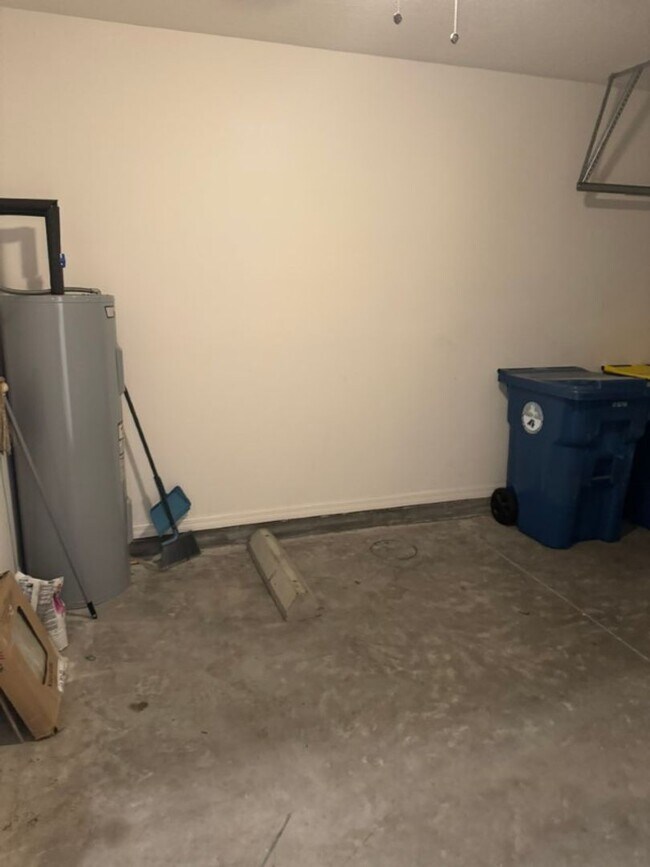 Building Photo - Home For Rent