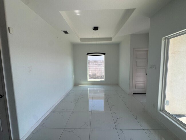 Building Photo - 1504 Ocaso Dr