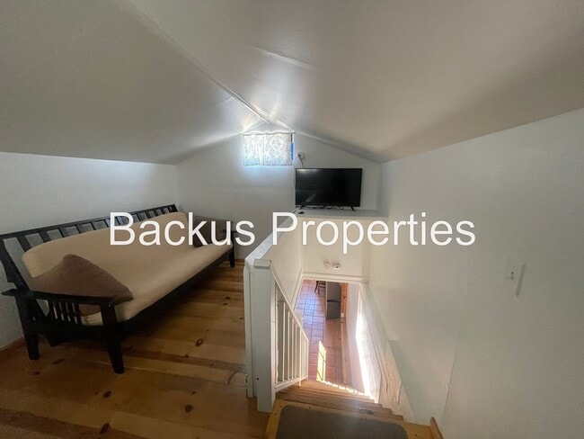 Building Photo - Wonderful furnished upper Seaside unit