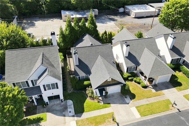 Building Photo - 726 Gardenside Cir SE
