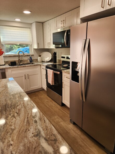 Building Photo - 16881 Davis Rd