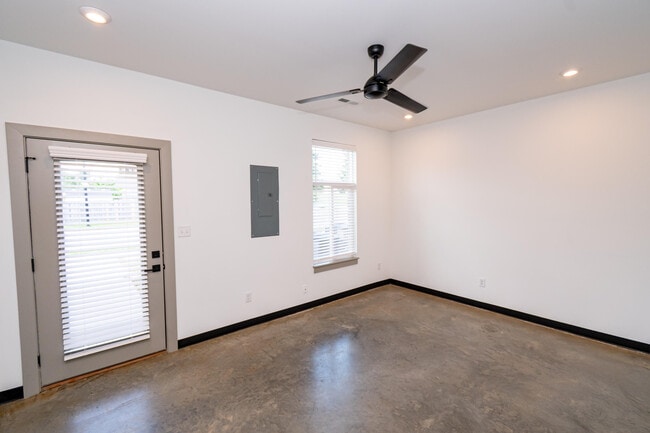 Building Photo - 186 Robinson Way