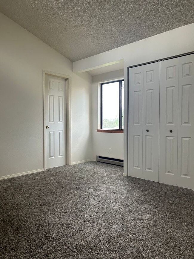 Building Photo - $1600/Month 1 Bed/ 1 Bath Townhome in Vill...