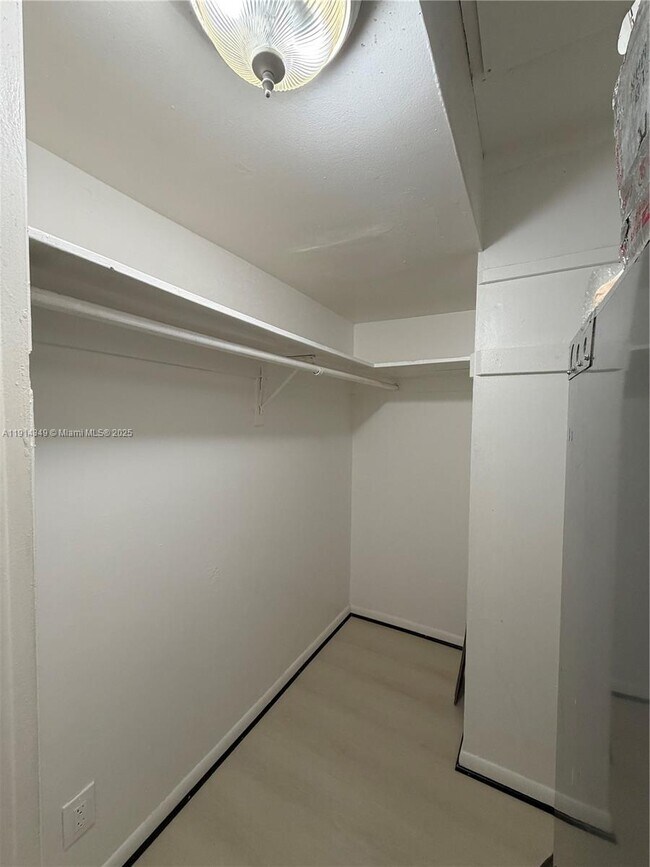 Building Photo - 125 SW 1st Ave