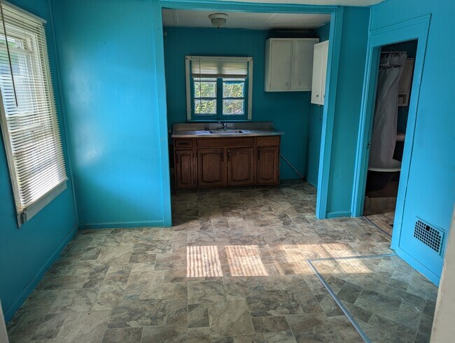 Building Photo - 114 Bartlett St