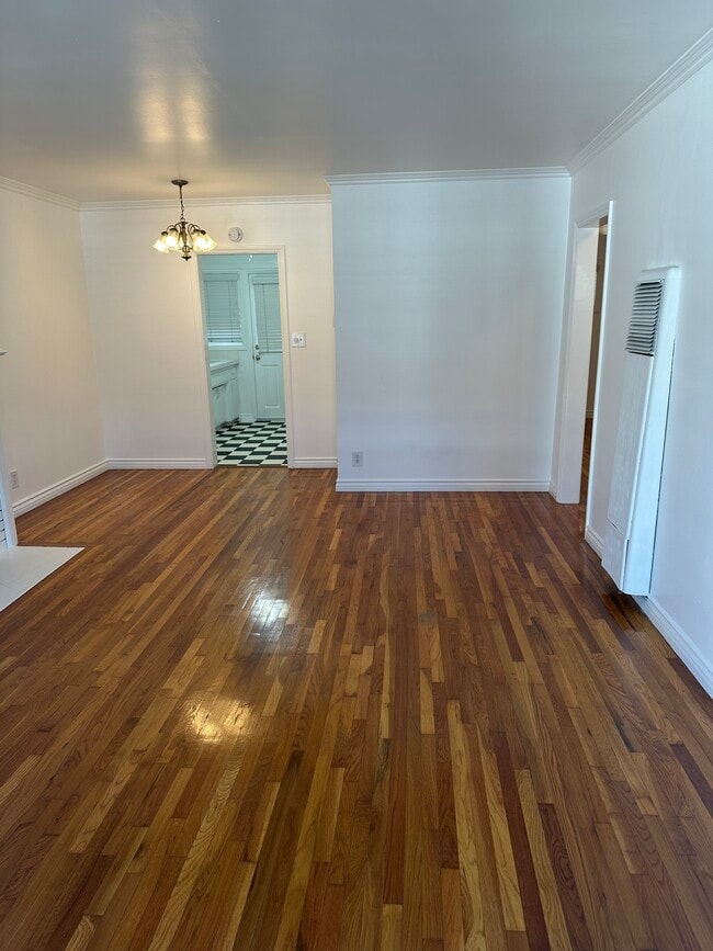 Building Photo - 933 W Huntington Dr