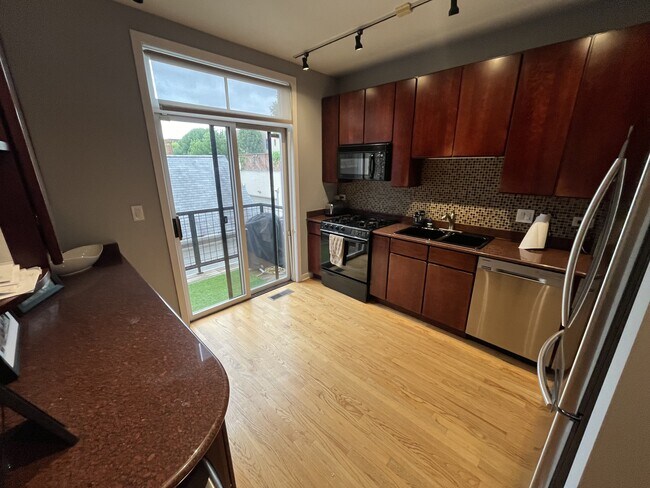 Kitchen with balcony great for BBQ'ing - 1713 W Diversey Pky