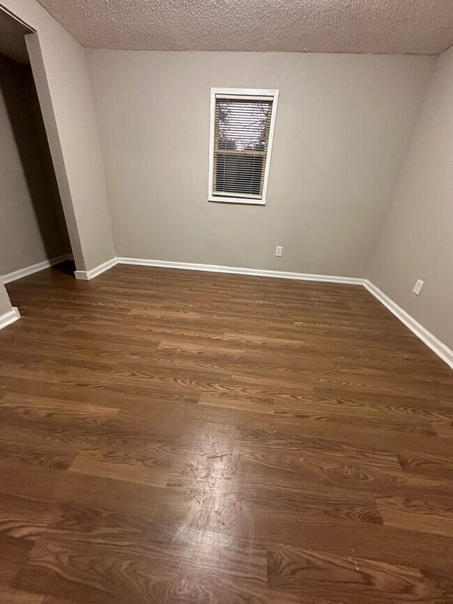 Building Photo - 3 bedroom 1.5 bathroom