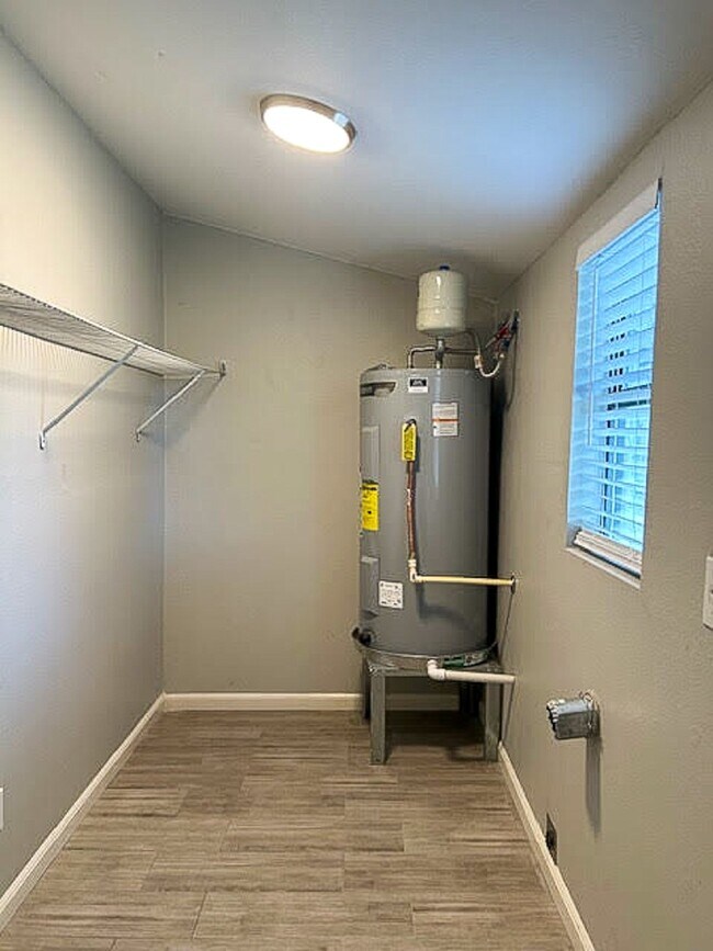 Building Photo - Charming Fully Updated 1930's Cottage in J...