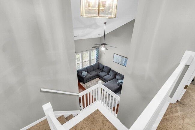 Building Photo - Spacious Townhome Prime Location!