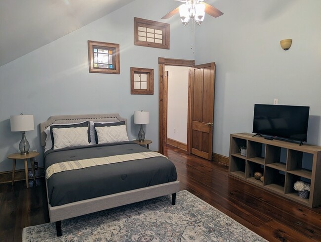 Building Photo - 5107 Dryades St