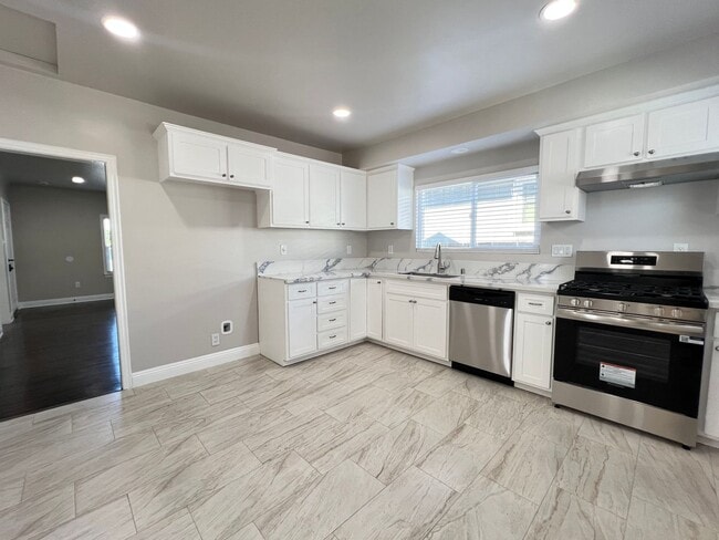 Building Photo - Craftsman Beauty with Upgrades | 2 Bed | 1...