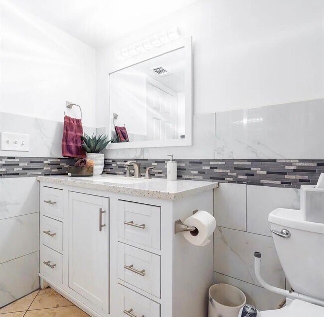 Building Photo - 5742 W Palo Alto Ave