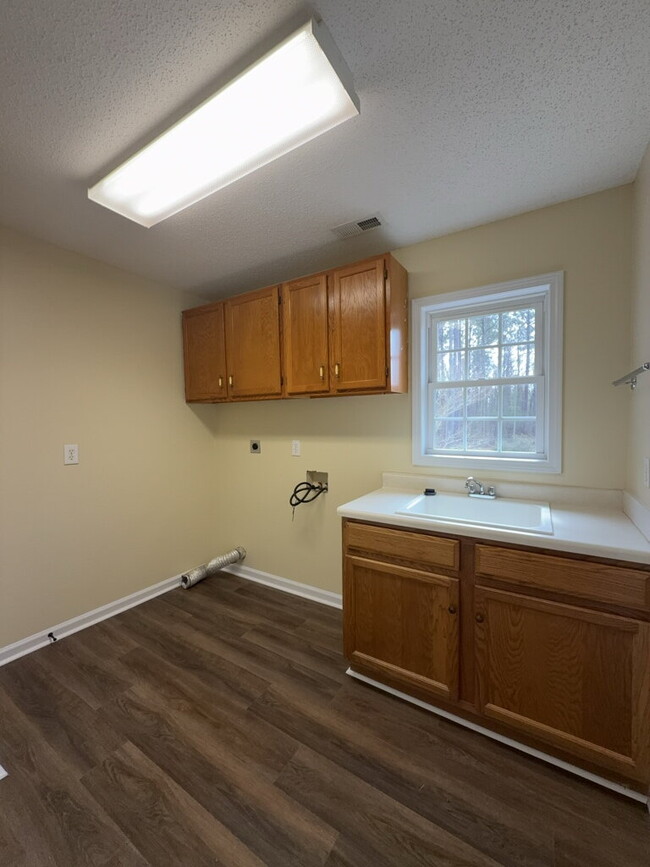 Building Photo - Three Bedroom Two and Half Full Bathroom R...