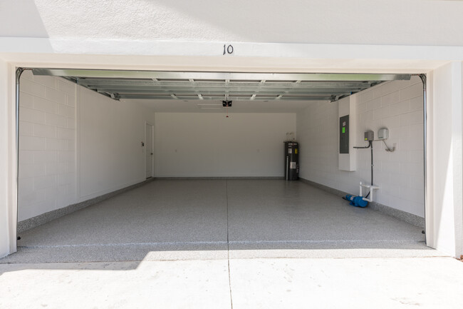 Building Photo - 10 Fairchild Ln