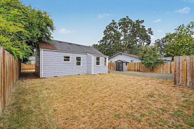 Building Photo - 14917 W Thorne Ln SW