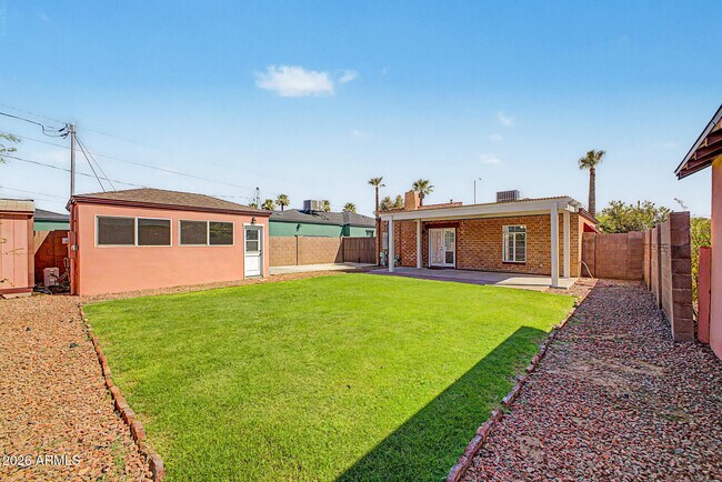 Building Photo - 1326 E Palm Ln
