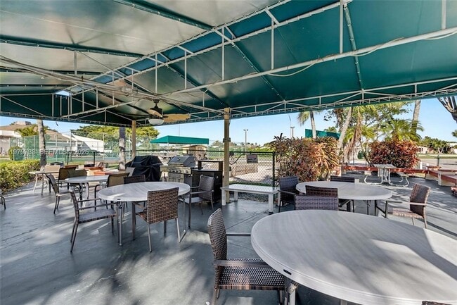 Building Photo - 6650 Royal Palm Blvd