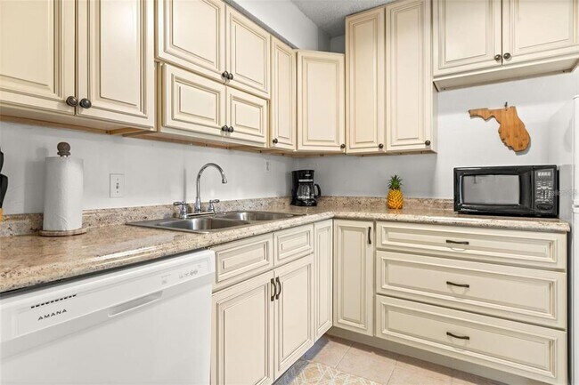 Building Photo - 4215 E Bay Dr