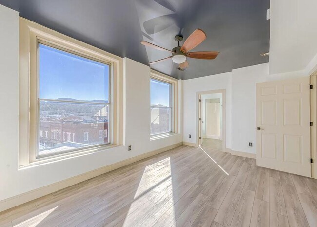 Building Photo - Fabulous ENTIRE 5th Floor DOWNTOWN 4/3.5 L...