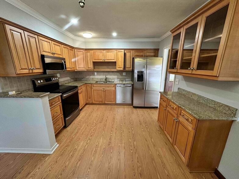 Building Photo - 736 White St