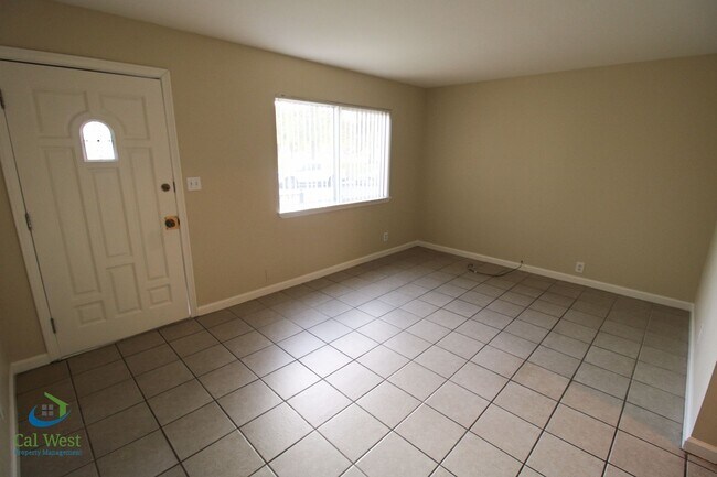Building Photo - $3,095 2 Bedroom 1.5 Bath Bi-Level Town home