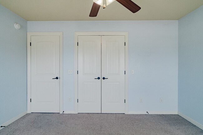 Building Photo - 602 SW Barn Valley Rd