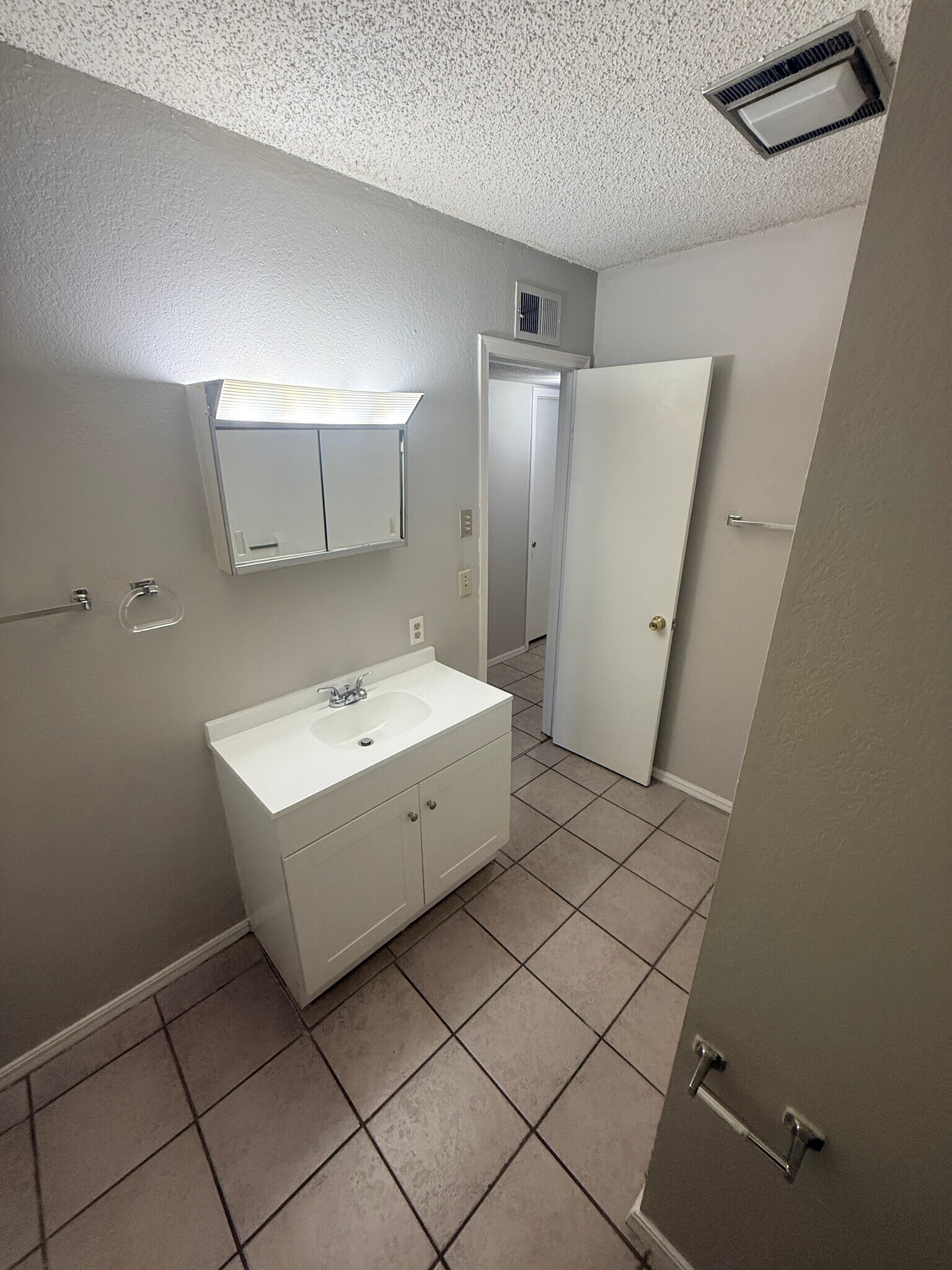 Building Photo - 828 Hardy Springs Cir