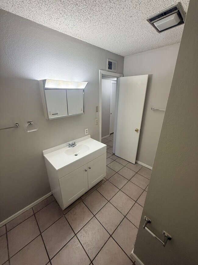 Building Photo - 828 Hardy Springs Cir