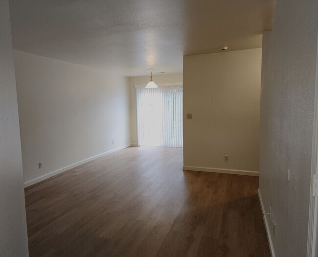 Building Photo - 404 Valley Cir