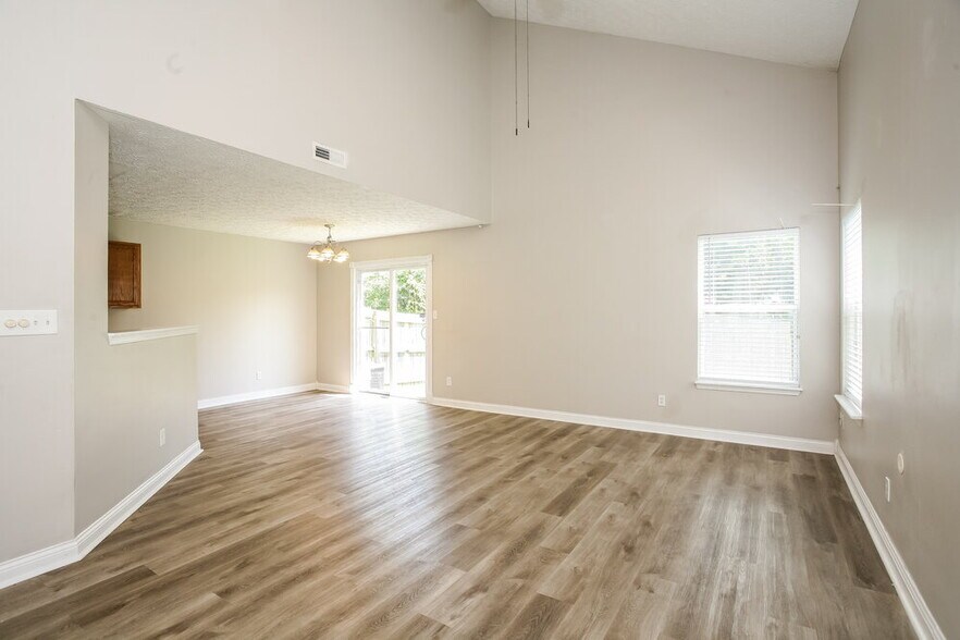 Building Photo - 4487 Connaught Dr E