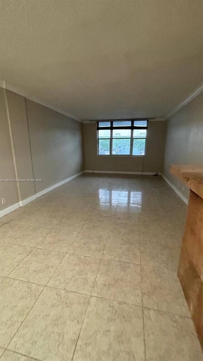 Building Photo - 1913 S Ocean Dr