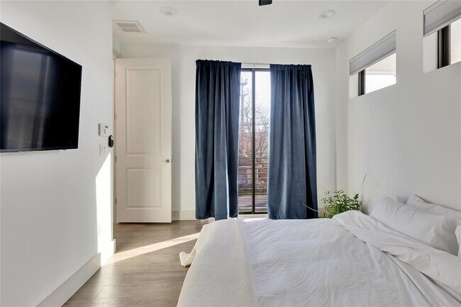 Building Photo - 2105 Pennsylvania Ave