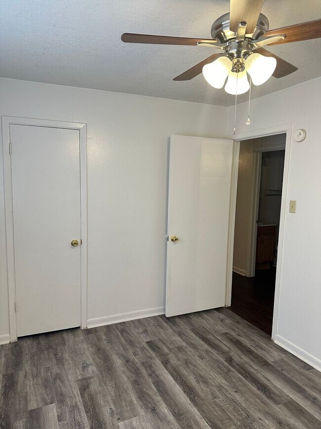 Building Photo - College Station - 2 bedroom - 1 bath - fenced in yard - WD connections