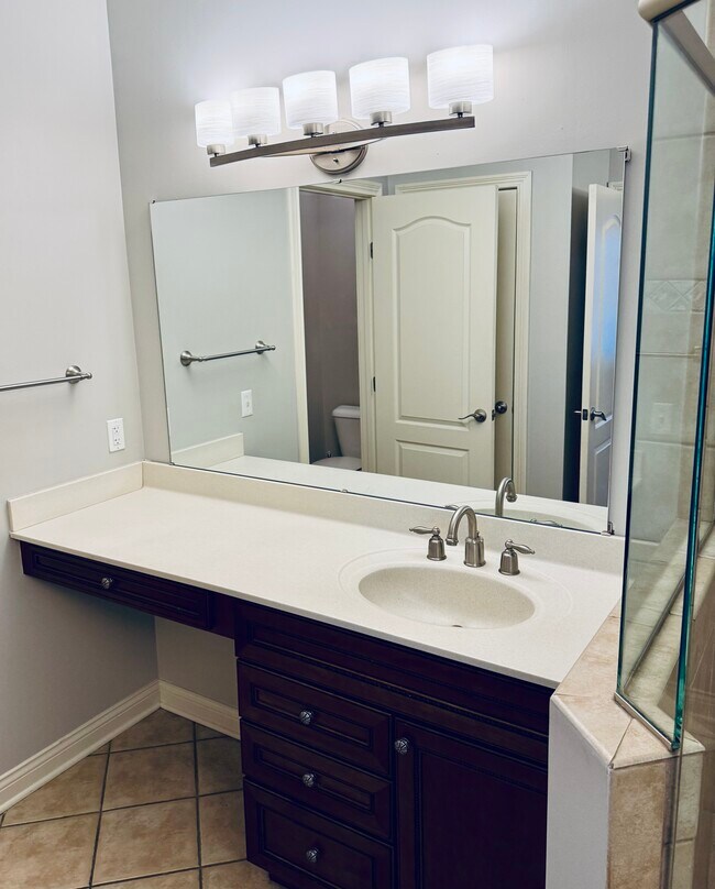 Building Photo - 512 S Grand Ave