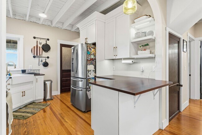 Building Photo - Furnished Country Home For Rent