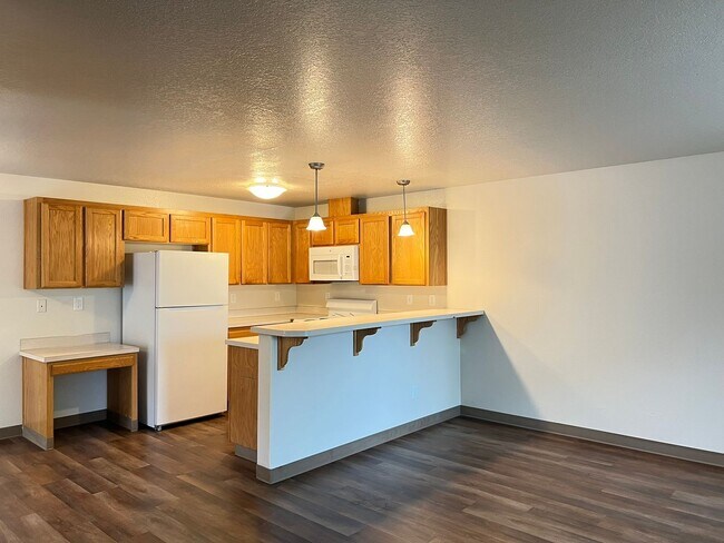Building Photo - 3Bd/1.5Ba Two Story House - Available to View!
