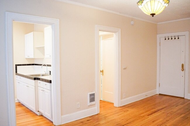Building Photo - Charming NW Studio Close to Providence Par...