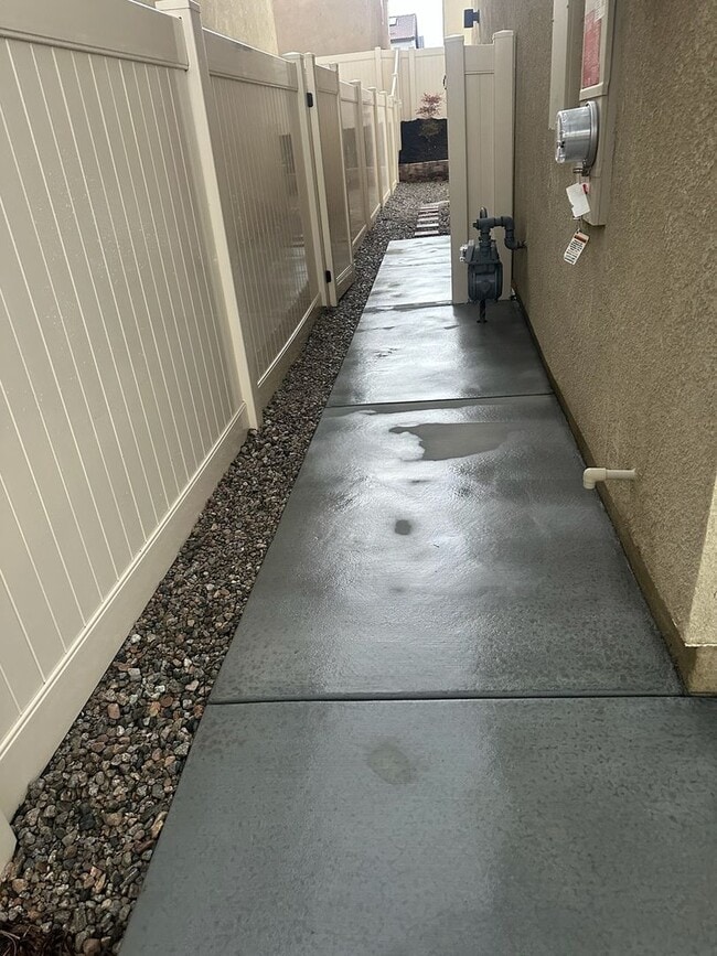 Building Photo - AVAILABLE MAY 15TH