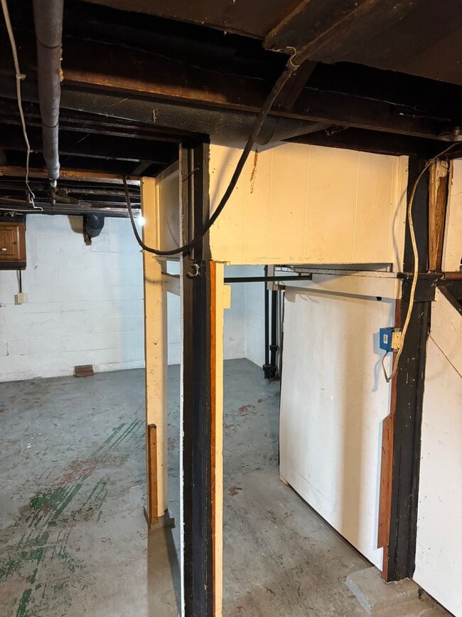 Building Photo - Single Family Home 3 bedroom 1 bath new paint flooring with basement fenced in yard