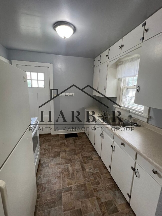 Primary Photo - Bright and Comfortable Living!