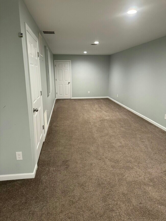 Building Photo - 47 Nelson Dr
